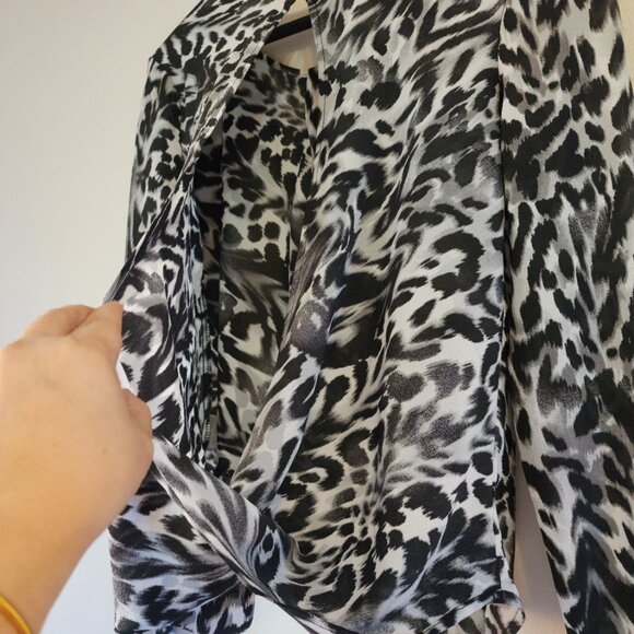 Rampage Animal Print Blouse Women M Double Wrap Top Tab Sleeve Classic Chic - Picture 16 of 16